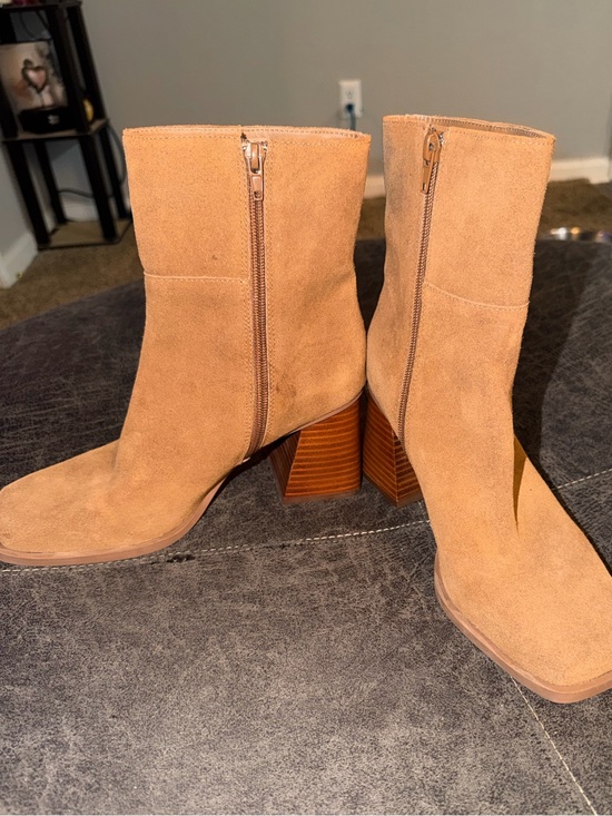 Crown Vintage Shoes - Crowne Vintage Suede Mid-Calf Block Heel Boots in Tan
New condition